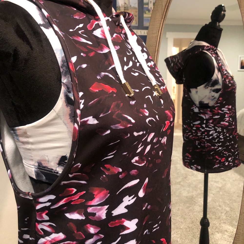 💜🖤 Varley activewear sleeveless pullover.